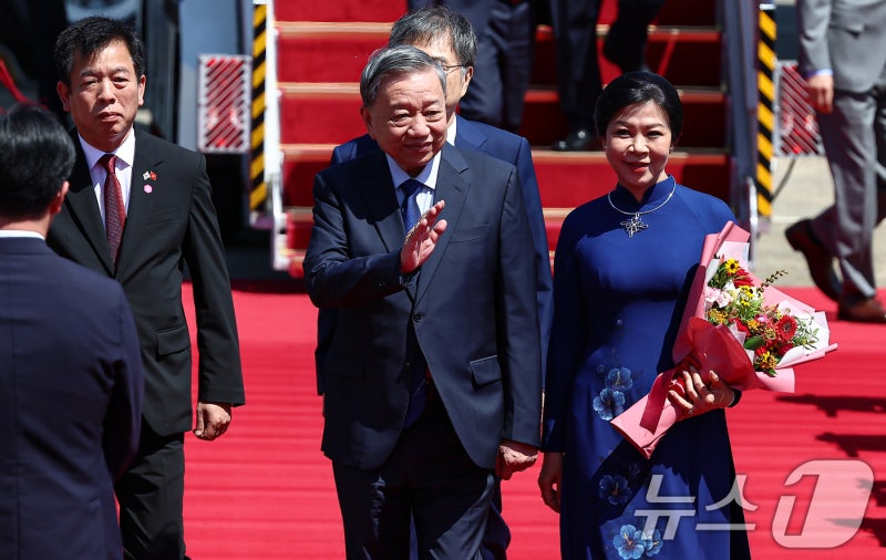 李대통령, <b>또 럼</b> <b>서기장</b> 첫 회담 "<b>베트남</b>, 매우 중요한 이웃 국가"