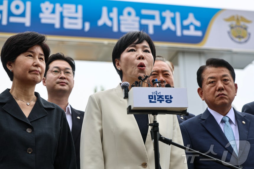 더불어민주당 3대 특검 종합대응 특별위원회 소속 의원들이 윤석열 전 대통령 체포영장 집행 당시의 영상 기록을 확인하기 위해 11일 경기 의왕 서울구치소를 방문해 입장을 밝히고 있다. 2025.8.11/뉴스1 ⓒ Ne