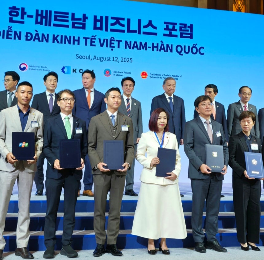 강대권 SR 총괄 부사장(앞줄 왼쪽 세번째)이 12일 한-베트남 비즈니스 포럼에서 베트남 철도 운송 주식회사 TRV와 업무협약을 체결한 후 기념촬영을 하고 있다.(SR 제공)뉴스1 ⓒ News1