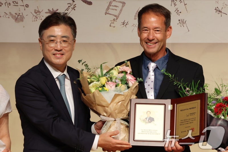 특별<b>귀화</b>증서 받는 <b>독립유공자 후손</b>