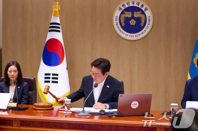 李대통령 "반복적 <b>산재</b>, 강한 제재 필요"…과징금·신고 포상금 검토 지...