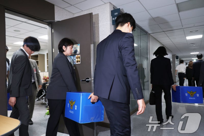 경찰 '<b>차명 주식거래</b> 의혹' <b>이춘석</b> 의원실 <b>보좌관</b> 추가 소환(종합)