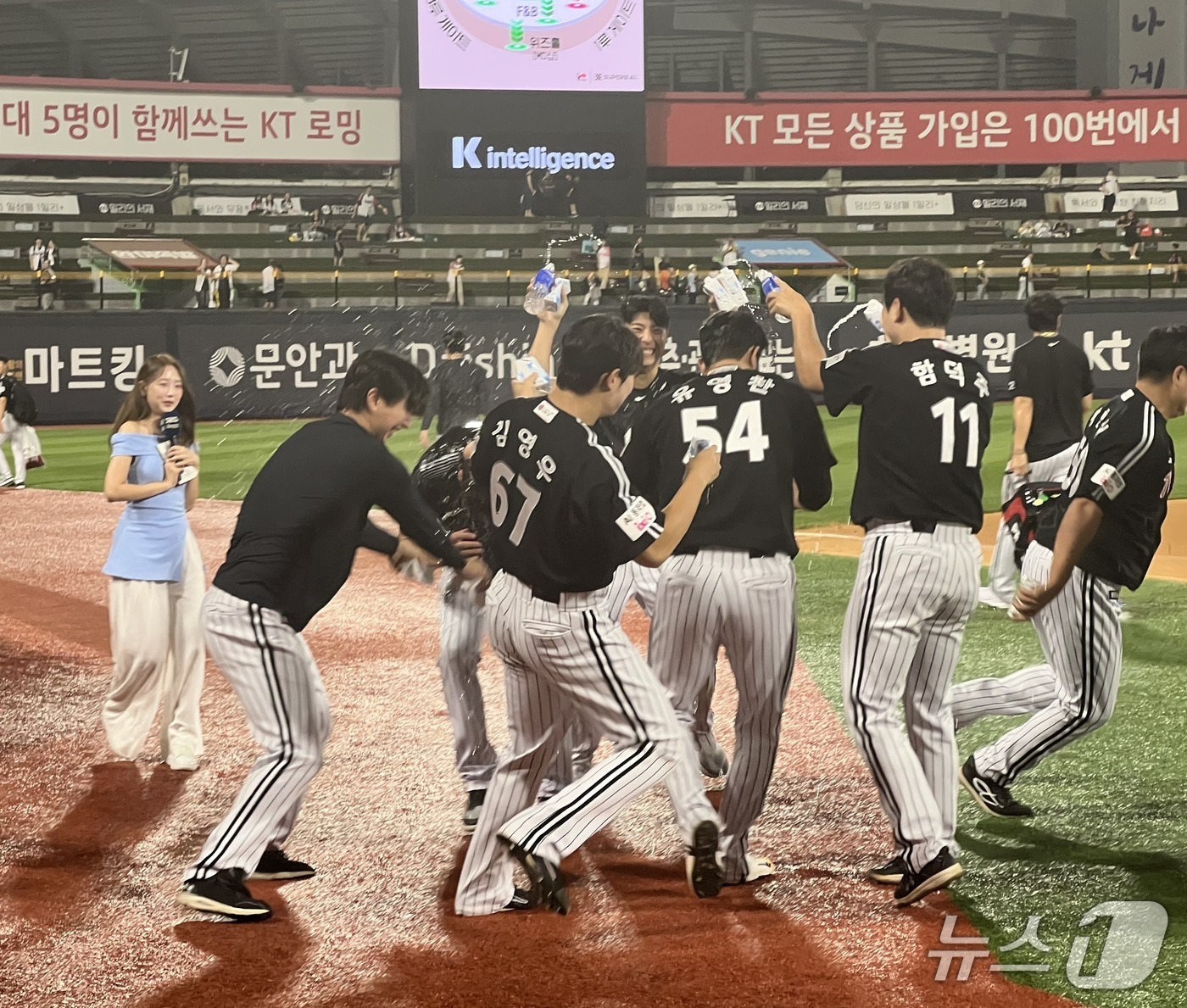 '<b>KBO리그</b> 만점 <b>데뷔</b>' LG <b>톨허스트</b> "열정적인 응원 감사, 모든 게 만족"