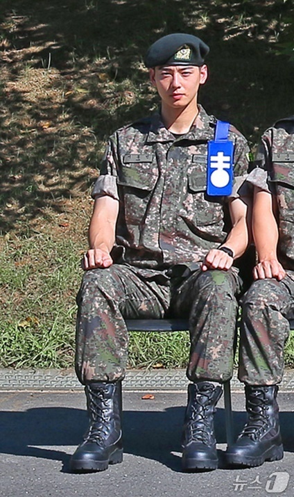 <b>차은우</b>, 훈련소 모습 공개…잘생겼는데 늠름하기까지 한 중대장 <b>훈련병</b>...