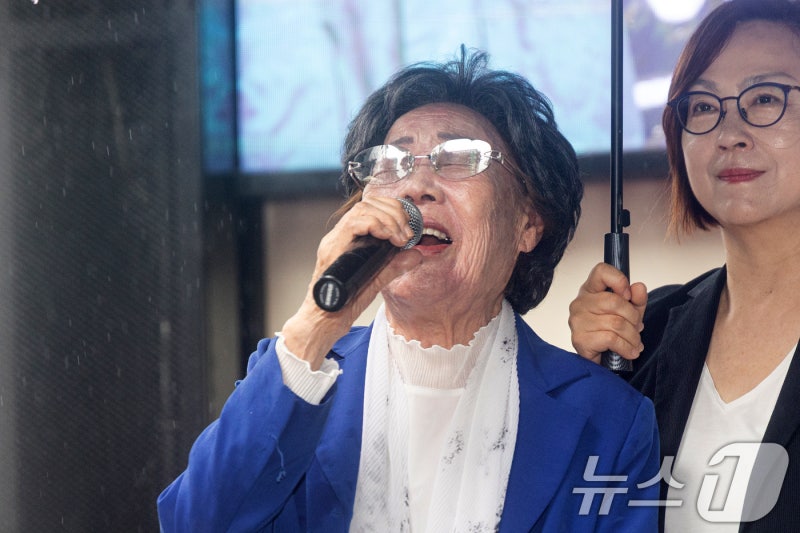 기림일 앞 울먹인 <b>이용수 할머니</b>…폭우 속 600명 "日 공식 사과하라"