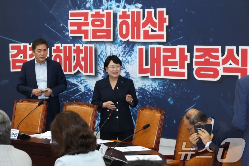 조국 석방 앞둔 <b>혁신당</b>, '<b>지도부</b> 전면 교체' 전당대회 연다