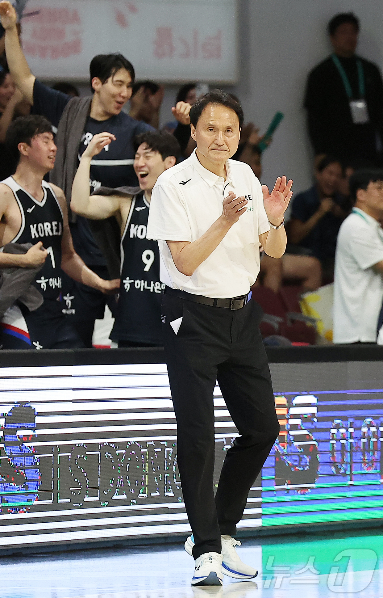 무릎 부상 이정현, 조기 귀국…눈물로 제자 보낸 <b>안준호 감독</b>