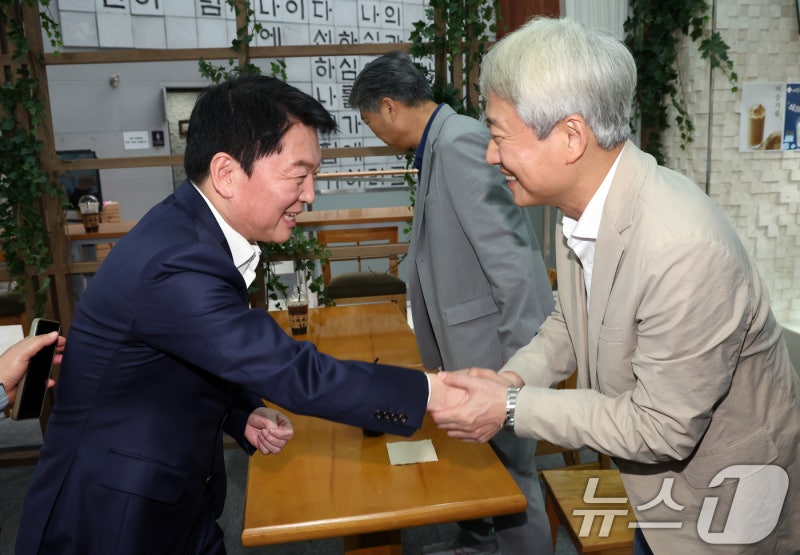 <b>인사</b>하는 <b>안철수</b>·김근식