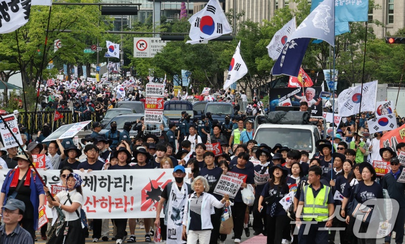 광복절 연휴, 태극기 <b>맞불집회</b>
