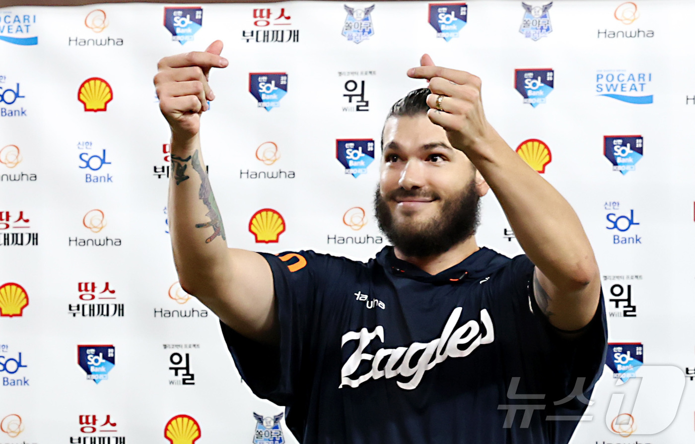 승리 간절한 <b>한화</b>, 에이스 <b>폰세</b> 등판 또 연기…"감기로 컨디션 난조"