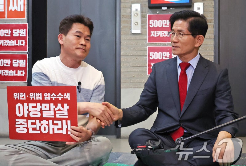 악수하는 <b>김문수</b> 당대표 <b>후보</b>와 <b>전한길</b>
