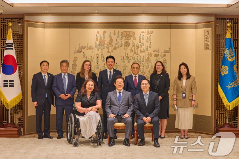 李<b>대통령</b>, 美 <b>상원의원</b>단 <b>접견</b>…"한미, 포괄적 전략동맹으로 협력"