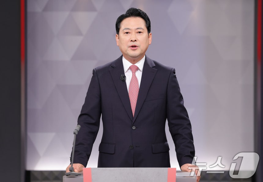 Jang Dong-hyeok, a candidate for the People Power Party leader, is preparing for a second broadcast debate at KBS in Yeongdeungpo-gu, Seoul, on the afternoon of the 17th. 2025.8.17/News1 © News1 National Assembly Photojournalists