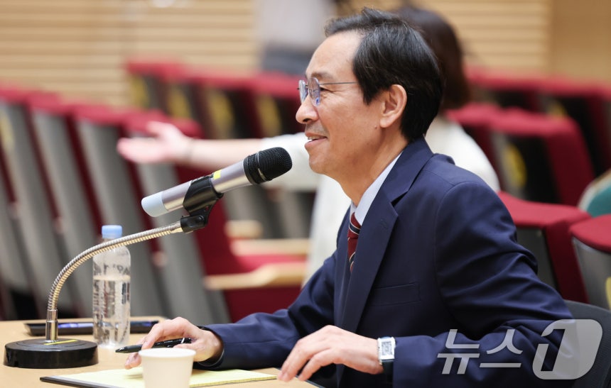 우상호 정무수석이 21일 서울 용산구 대통령실 청사에서 열린 기자간담회에서 취재진의 질의에 답하고 있다. 2025.8.21/뉴스1 ⓒ News1 허경 기자