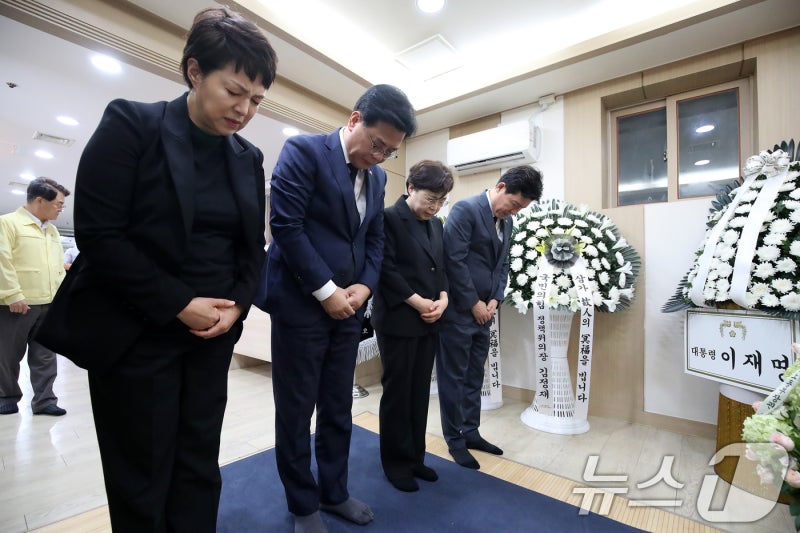 국민의힘 지도부, <b>무궁화호 열차사고</b> 희생자 <b>조문</b>