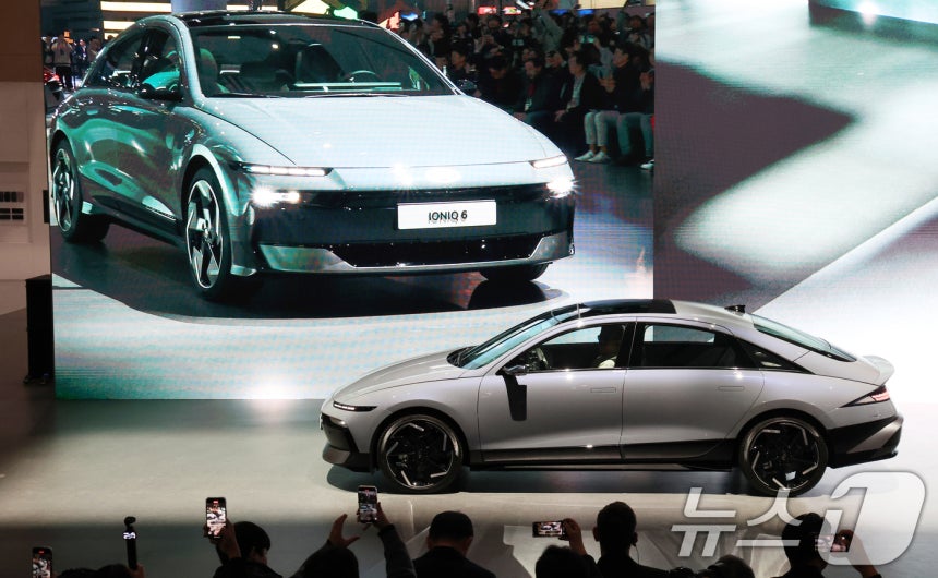 3일 경기도 고양시 킨텍스에서 열린 2025 서울모빌리티쇼에서 현대자동차 더 뉴 아이오닉6가 공개되고 있다 2025.4.3/뉴스1 ⓒ News1 김명섭 기자