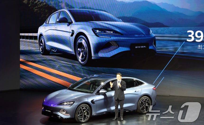 16일 인천시 중구 상상플랫폼에서 열린 BYD 승용 브랜드 런칭 미디어 쇼케이스에서 조인철 BYD 코리아 승용부문 대표가 씰(SEAL)차량을 소개하고 있다. 2025.1.16/뉴스1 ⓒ News1 김명섭 기자