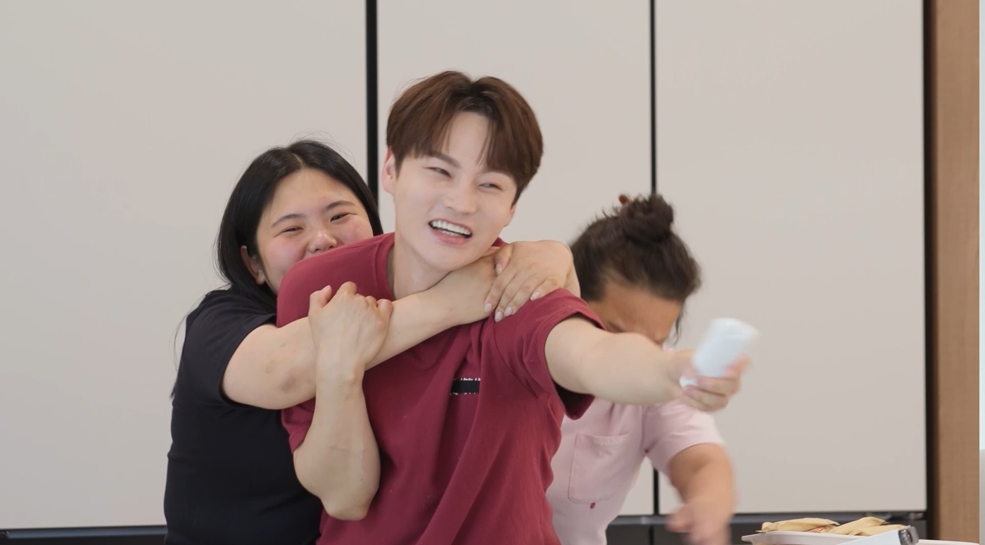 <b>박서진</b> 가족, 150평 초호화 <b>대저택 이사</b>…이후 고성 오간 사연
