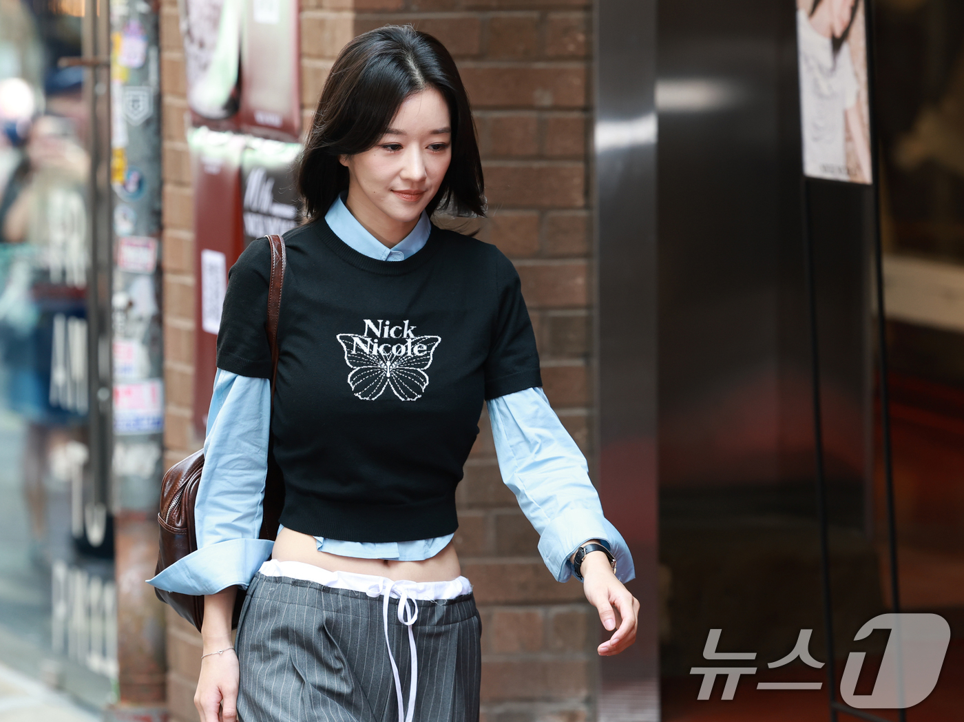 <b>서예지</b>, <b>명동</b> 밝히는 <b>미모</b>