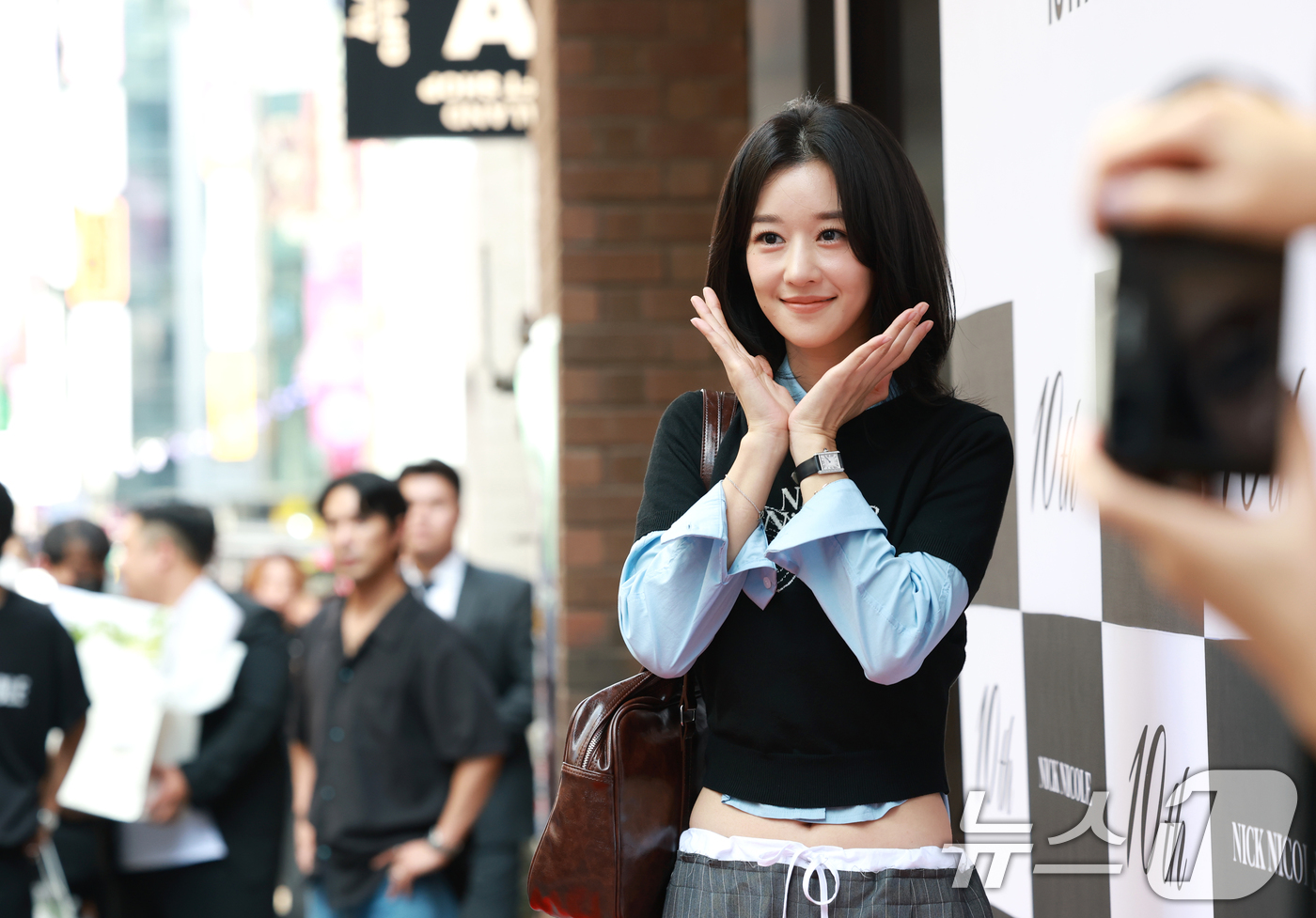 <b>서예지</b>, <b>명동</b>에 핀 꽃
