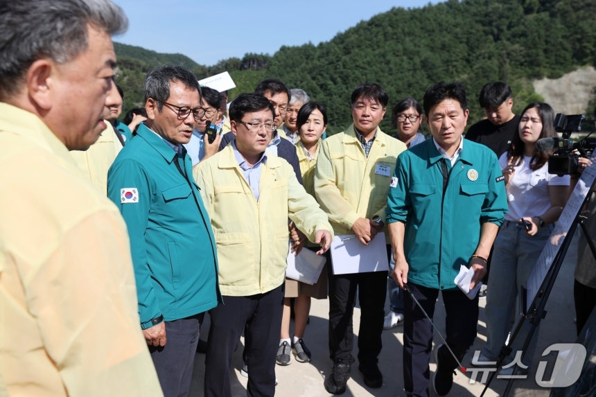 김홍규 강원 강릉시장(사진 왼쪽 2번째)이 22일 가뭄 대응 점검차 오봉저수지를 찾은 김성환 환경부 장관(사진 중간)에게 대응현황을 설명하고 있다.(강릉시 제공, 재판매 및 DB 금지) 2025.8.22/뉴스1
