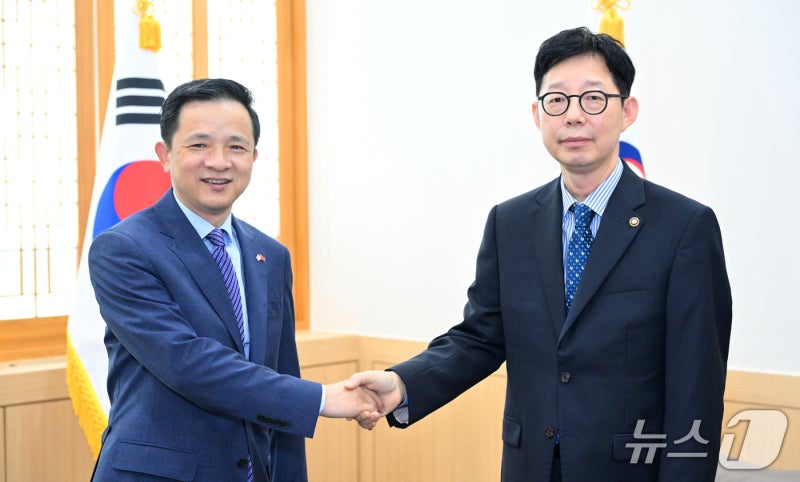주한 중국 대사 "<b>한중</b> 수교 33주년…초심 되새겨 협력의 새출발 추진"