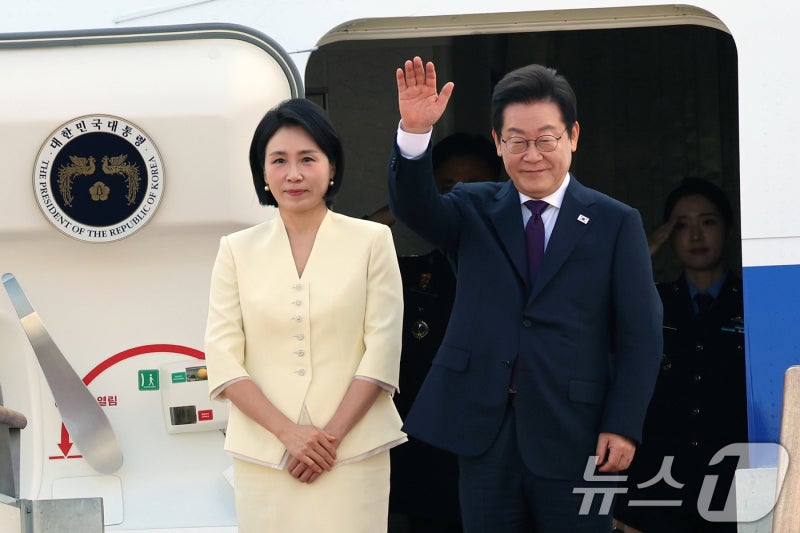 <b>김혜경 여사</b> "학생들 <b>한일</b>의 미래"…日대학생 "<b>여사</b>님 만나 꿈같아"