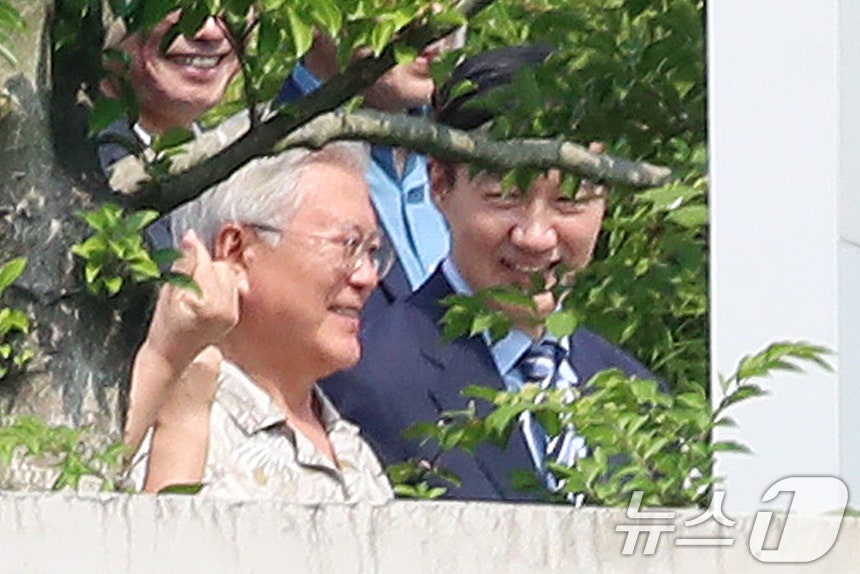 조국 조국혁신당 혁신정책연구원장이 24일 오후 경남 양산시 하북면 평산마을 문재인 전 대통령 사저를 방문해 문 전 대통령을 예방하고 있다. 2025.8.24/뉴스1 ⓒ News1 윤일지 기자