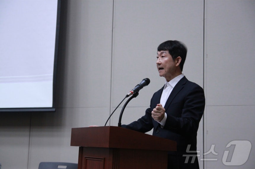 김희석 한국경찰과학전략센터 이사장이 25일 부산항국제전시컨벤션센터(BPEX)에서 열린 '불법 사설 서버 대응과 개선 방안' 학술대회에서 발표하고 있다.2025.8.25/뉴스1 ⓒ News1 김민재 기자