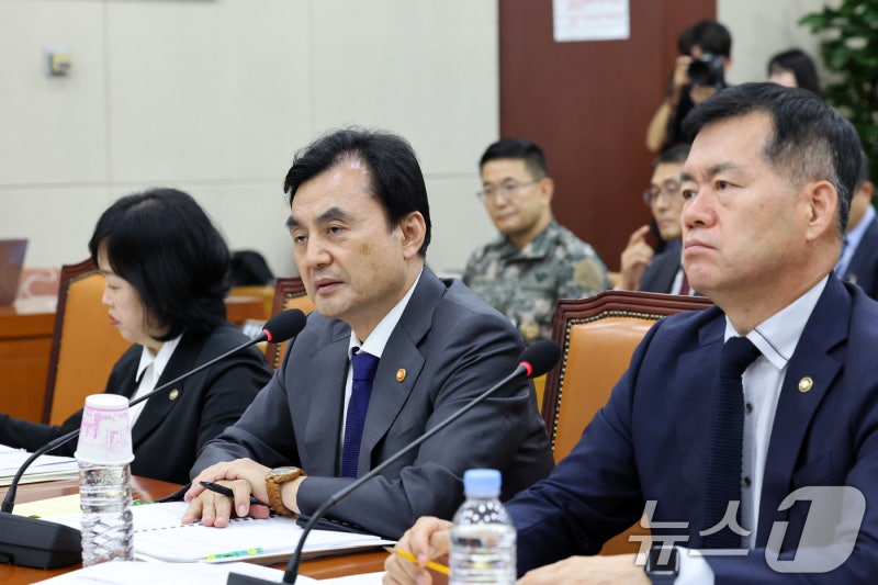 안규백 "<b>합참의장</b> 등 군 지휘부 조속한 <b>교체 검토</b>할 것"