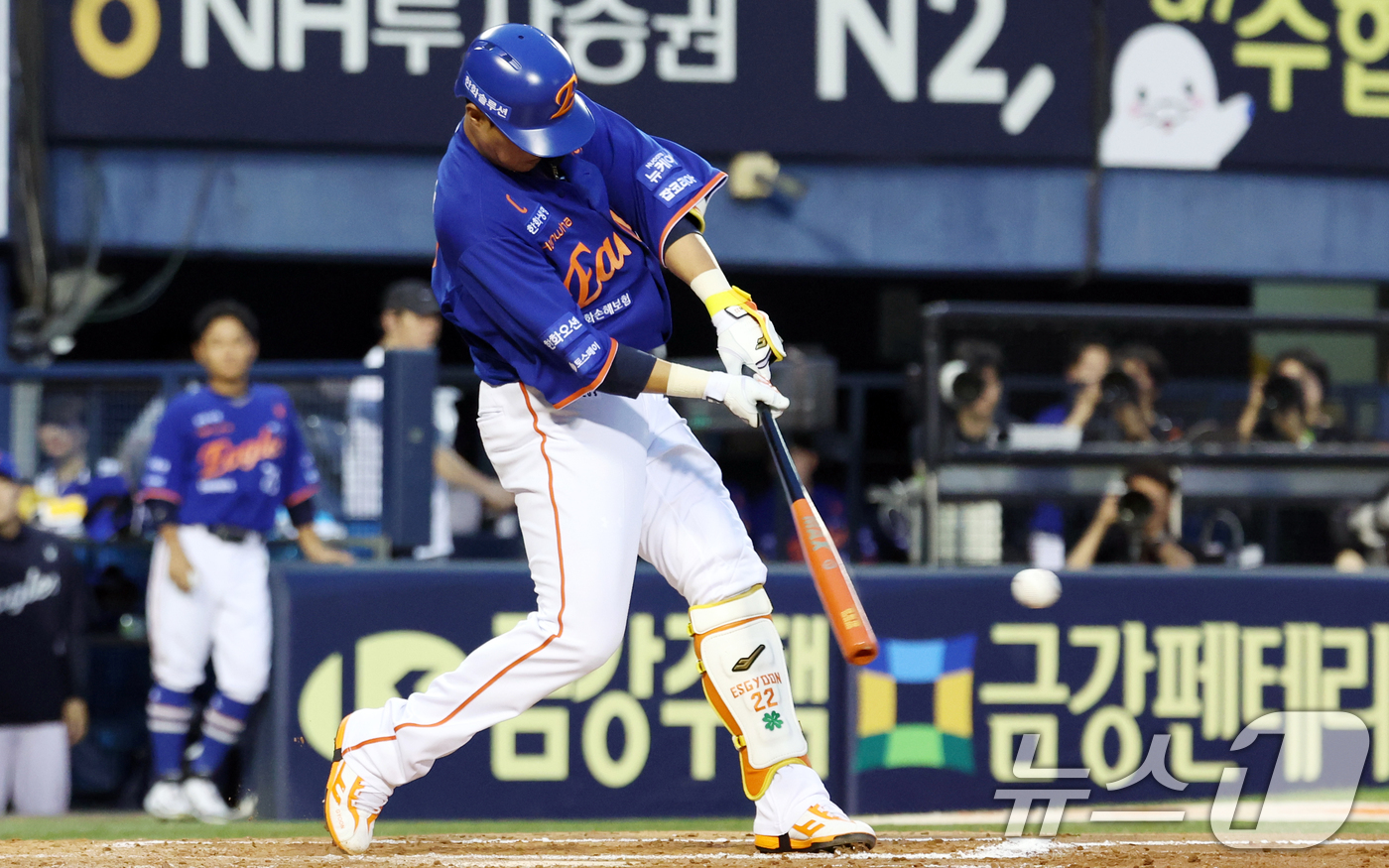 <b>김경문</b> 감독, '<b>부상</b> 투혼' <b>채은성</b>에 "좀 더 일찍 빼줬어야 했다"