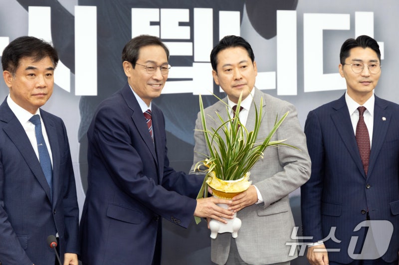 李 <b>대통령</b>, 귀국 후 <b>회동</b> 제안…<b>장동혁</b> "단순 만남 의미 없어" (종합)