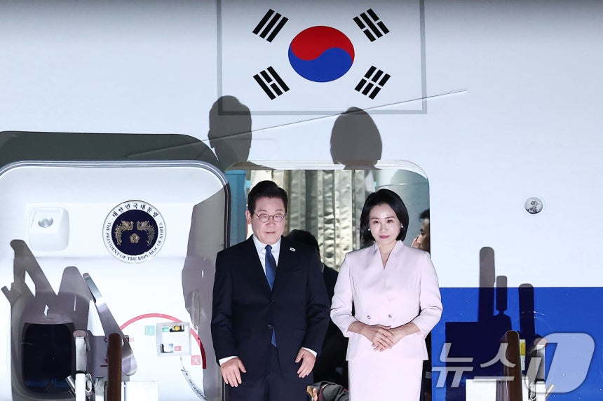 President Lee Jae-myung and First Lady Kim Hye-kyung return after finishing a 3-night, 6-day visit to Japan and the U.S., greeting at Seoul Air Base in Seongnam, Gyeonggi Province, early morning of the 28th. 2025.8.28/News1 ⓒ News1 Kim Seong-jin