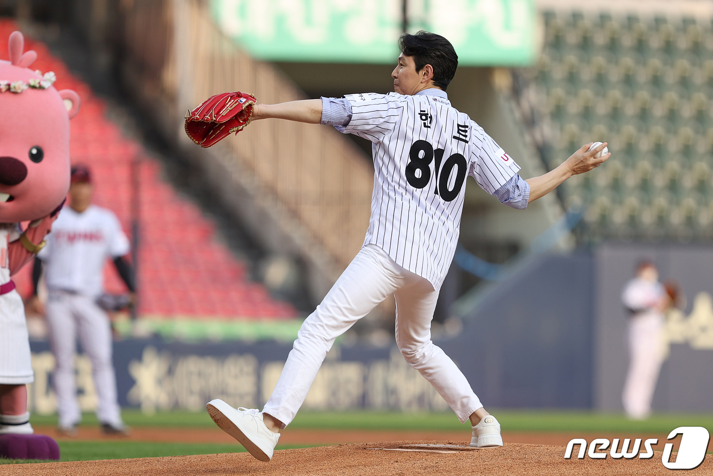 '오징어게임' 배우 <b>이정재</b>, 31일 프로야구 <b>LG</b>-키움 <b>시구</b>