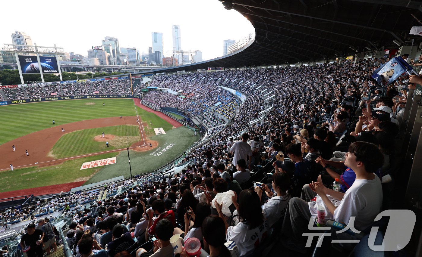 <b>KBO</b>, 2년 연속 1000만 관중 달성 기념 <b>이미지 공모전</b>
