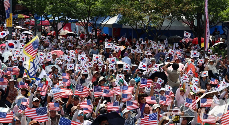 서울 도심 곳곳 <b>집회</b> 행렬…광화문 앞 <b>진보</b>·<b>보수</b> '<b>맞불</b>행진'