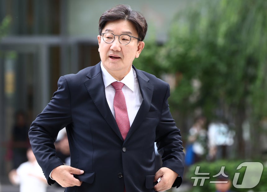 권성동 국민의힘 의원이 지난 27일 오전 서울 종로구에 마련된 김건희 특검팀(특별검사 민중기) 사무실로 통일교 부정 청탁 의혹 관련 조사를 받기 위해 출석하고 있다. 2025.8.27/뉴스1 ⓒ News1 김민지 기