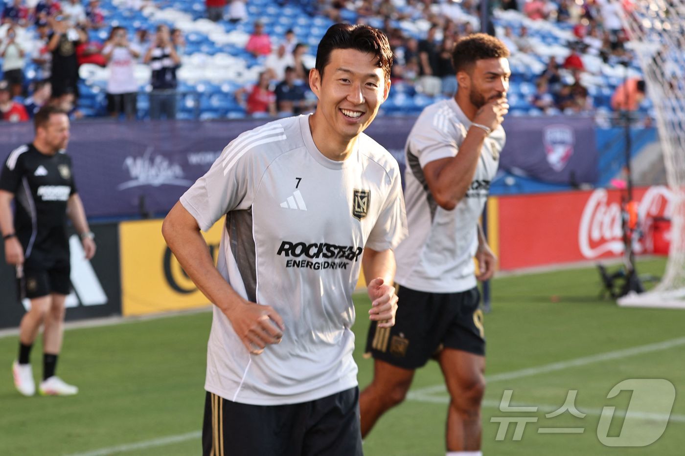 <b>손흥민</b>, <b>홈 데뷔</b>전…LA 팬 열광적 응원 속 2경기 연속골 도전