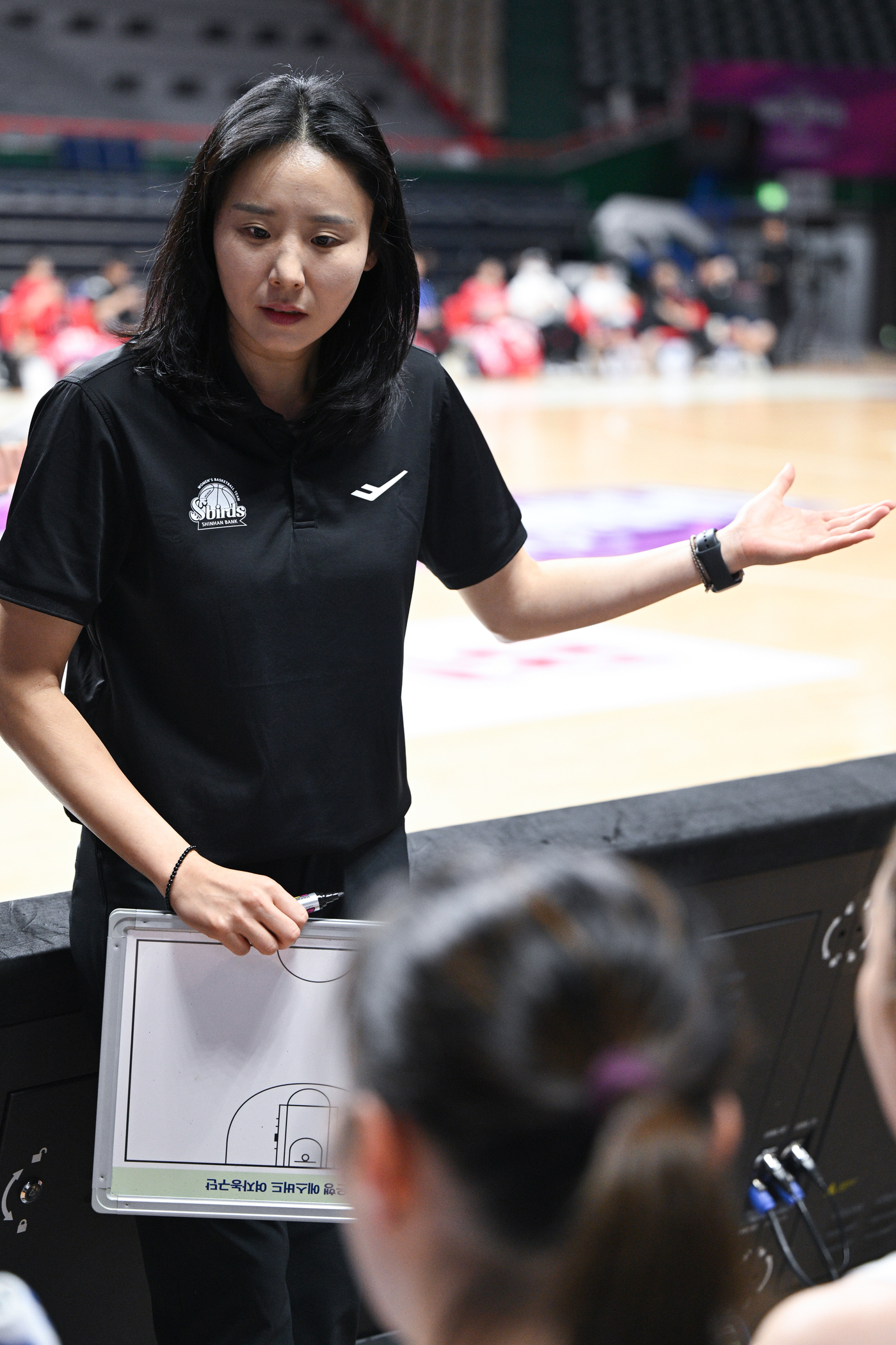 <b>신한은행</b> 최윤아 감독 데뷔전 쓴맛…박신자컵 45점 차 <b>대패</b>