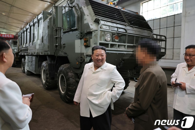 <b>김정은</b>, 새 <b>미사일 생산</b> 기지 시찰…신규 국방비 지출안 비준
