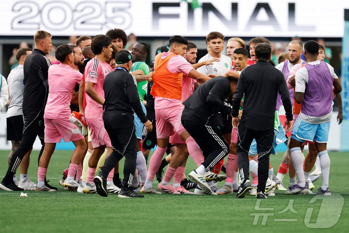 <b>시애틀</b>, 메시의 마이애미 3-0 꺾고 美 <b>리그스컵 우승</b>