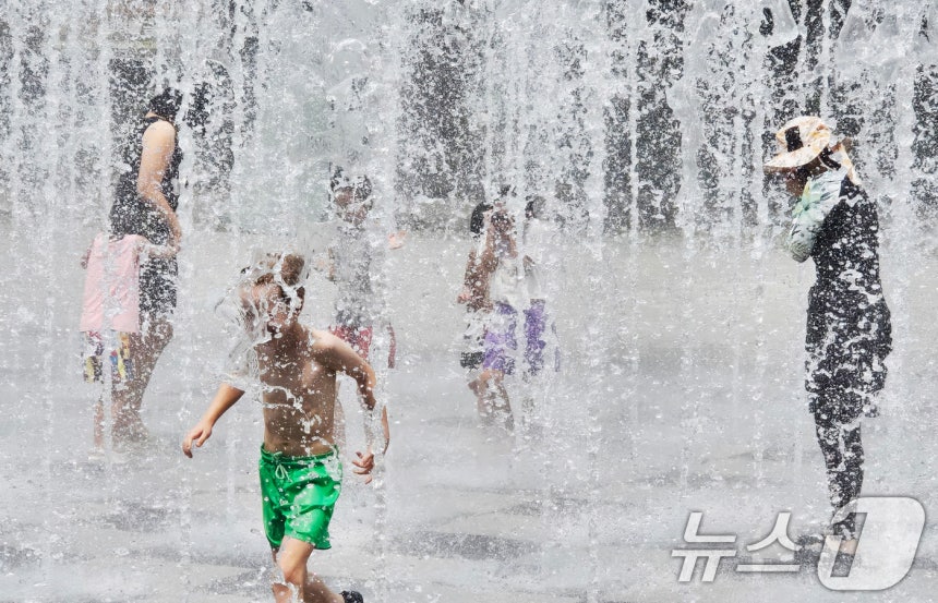 무더운 날씨가 지속되는 가운데 31일 서울 성동구 서울숲에서 시민들이 바닥 분수에서 나오는 물줄기를 맞으며 더위를 식히고 있다.2025.8.31/뉴스1 ⓒ News1 황덕현 기후환경전문기자