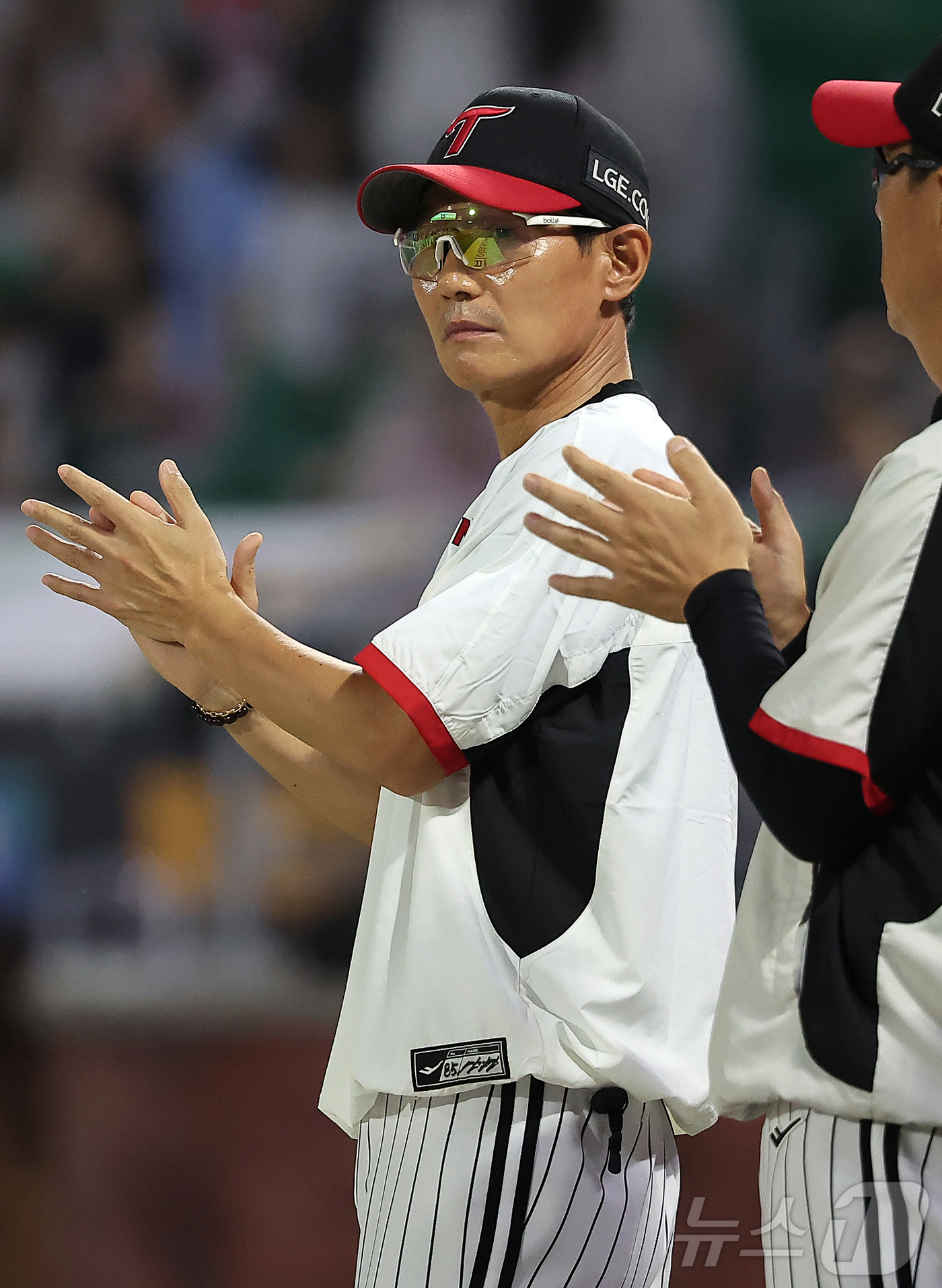 염경엽 LG 감독 "<b>8월 MVP</b>, 톨허스트보다 <b>유영찬</b>…어려운 승리 지켜내"
