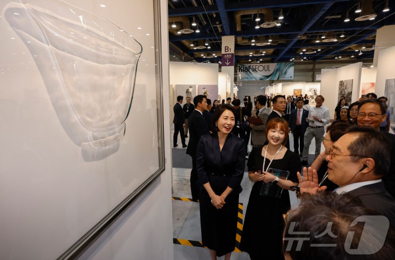 <b>키아프</b> 찾은 <b>김혜경 여사</b>