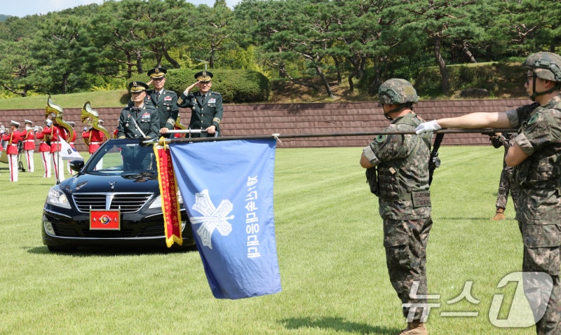 부대 <b>사열</b>하는 <b>김규하</b> <b>참모총장</b>