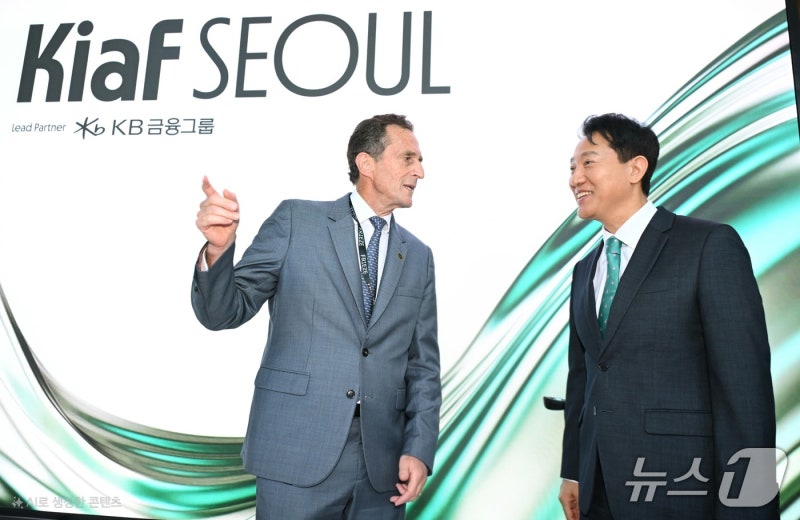 [동정]'<b>키아프</b>·<b>프리즈</b>' 찾은 오세훈 "넥스트 웨이브 이어갈 것"
