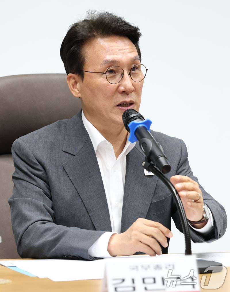 <b>김민석 총리</b> "국민, 성과 체감하는 <b>새만금</b> 만들 것"