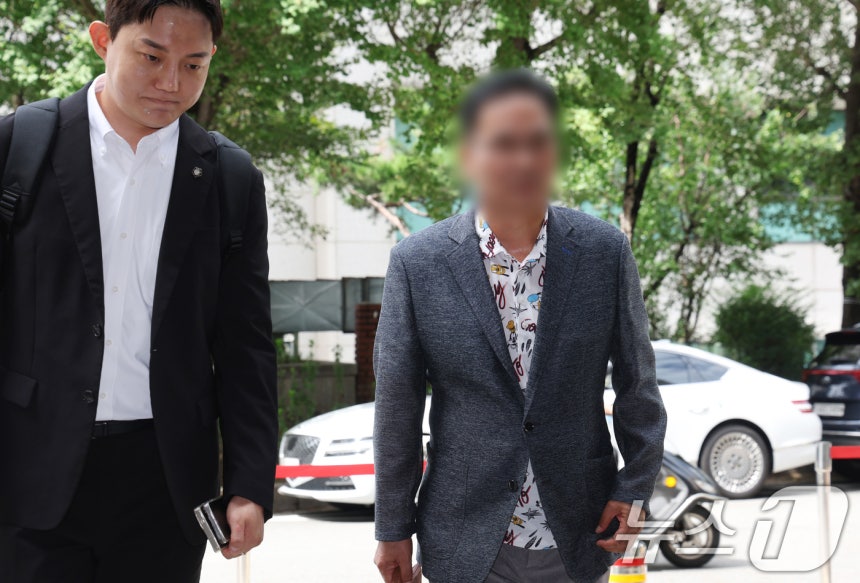 김태열 전 미래한국연구소장(오른쪽)이 4일 서울 마포구 서울경찰청 공공범죄수사대에 이준석 개혁신당 대표의 '여론조사 비용 대납' 의혹과 관련해 참고인 신분으로 변호사와 출석하고 있다. 2025.9.4/뉴스1 ⓒ Ne