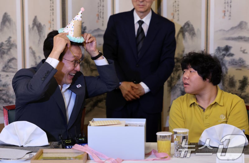 김 총리, 발달장애인·가족과 오찬…"'약자의 휴일' <b>지원</b>"