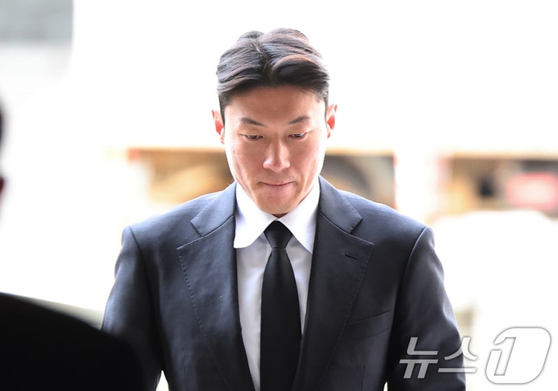 '불법 촬영' <b>황의조</b>. 2심도 <b>집행유예</b>…이마 쓸어내리고 퇴정